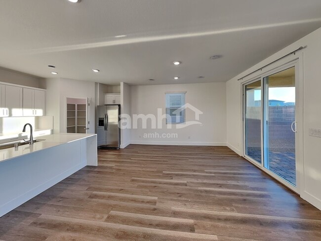 Building Photo - 5871 Vaes Dothrak St