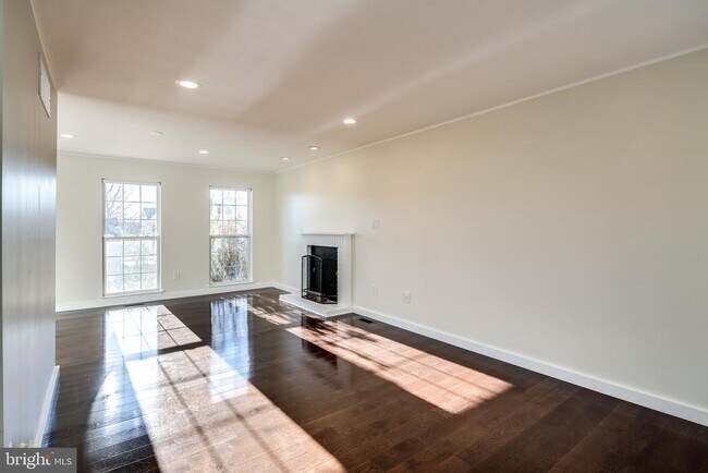 Building Photo - 1304 Longbow Rd