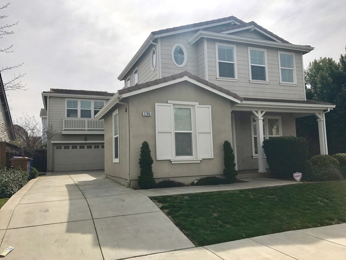 Foto principal - COMING SOON! 5 Bed, 3 Bath in Rose Garden