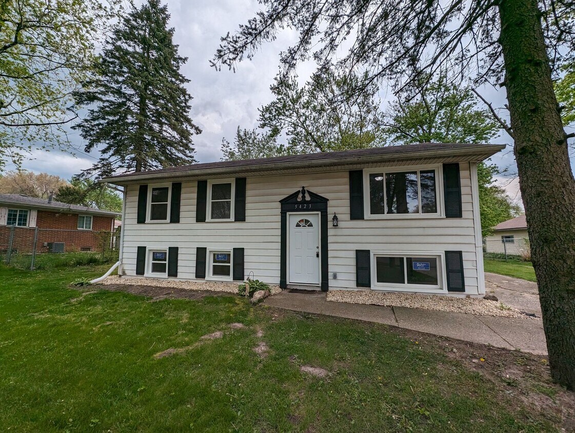 Primary Photo - Lovely Renovated 3 Bedroom / 1 Bath in Por...