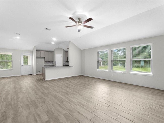 Building Photo - 46 Fairway Dr