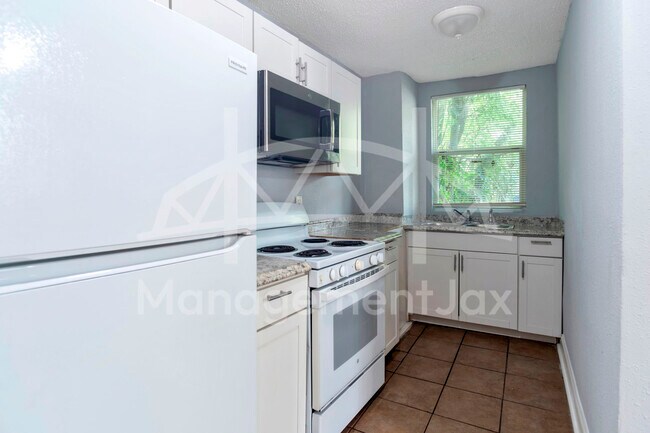 Foto del edificio - 1044 W 28th St
