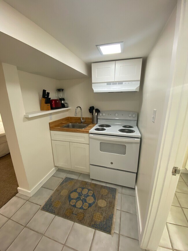Cocina equipada con los utensilios necesarios para cocinar y servir. - 967 E 1st Ave