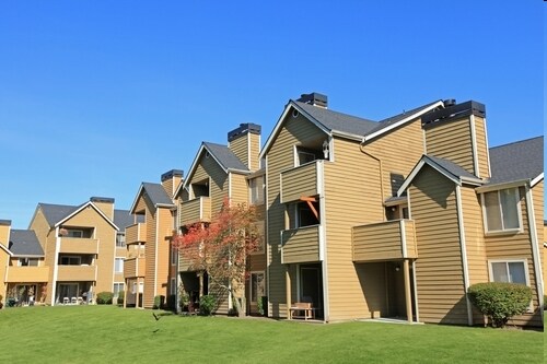 Plaza Bryson - Bower Village