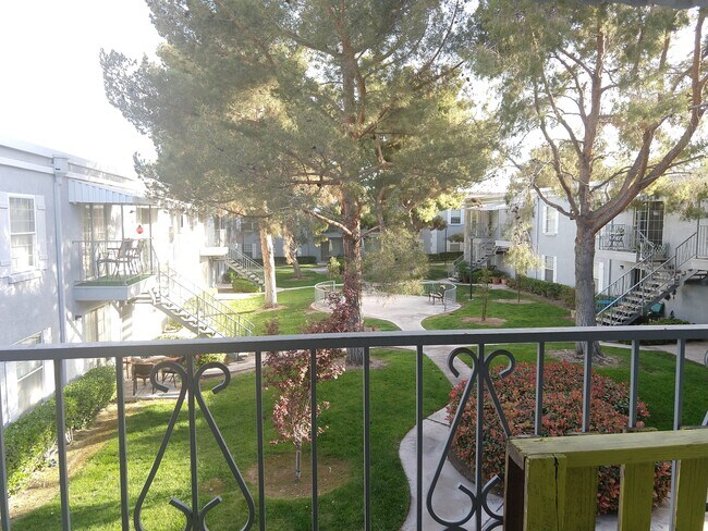 Vista desde el patio hacia la comunidad - 3823 S Maryland Pky