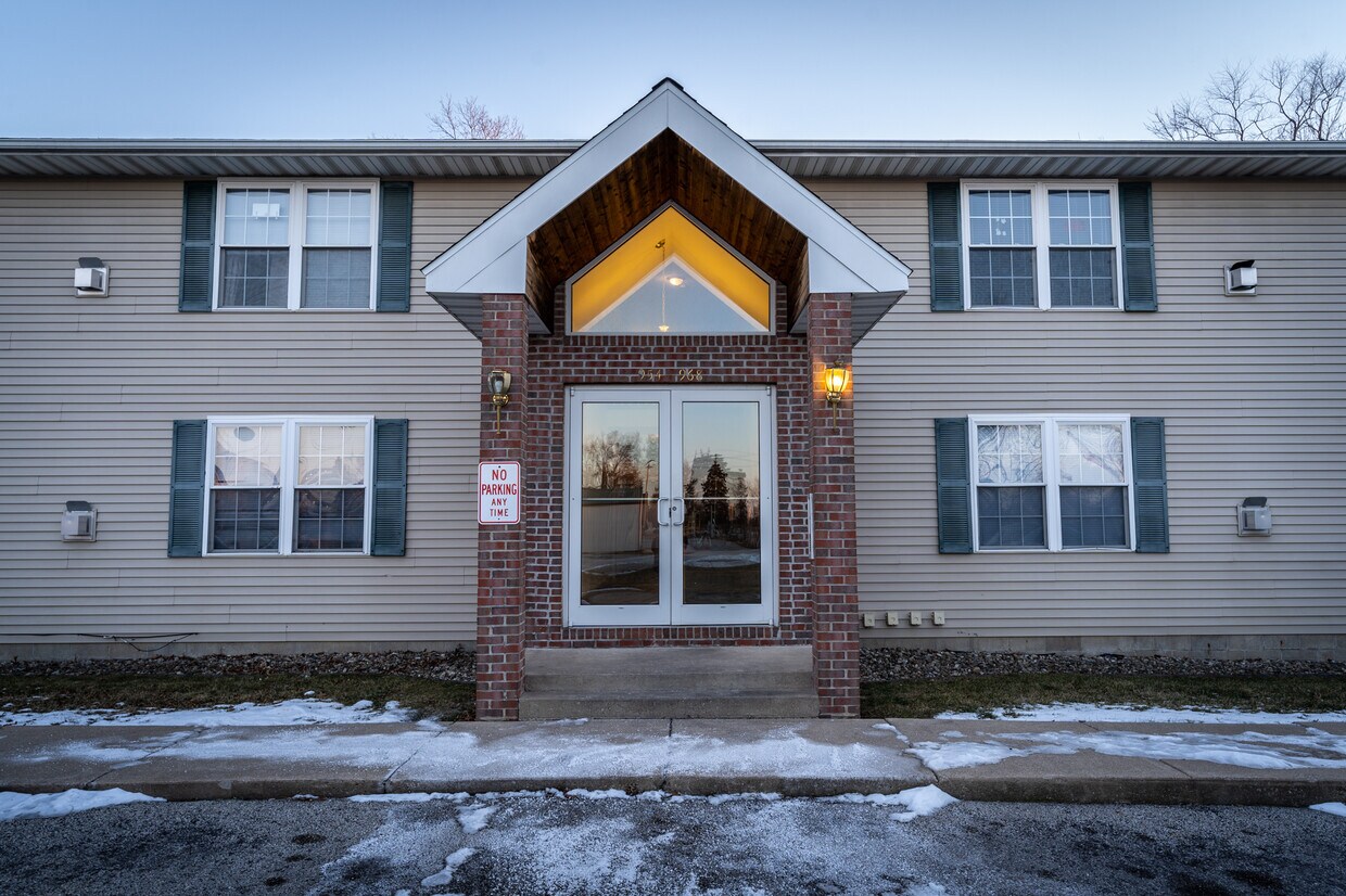 956 School St Unit 1, Washington, IL 61571 - Room for Rent in Washington, IL  | Apartments.com