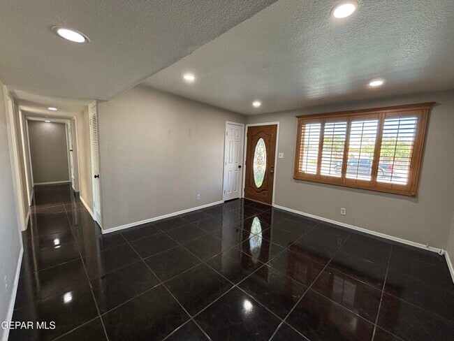 Building Photo - 201 Romeria Dr