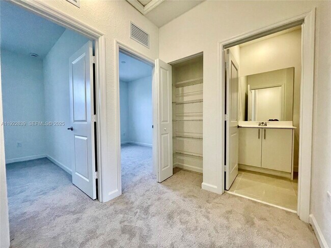 Building Photo - 1141 SE 2nd St