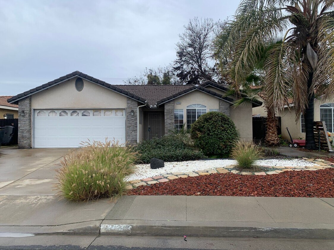 Foto principal - 3 Bedroom 2 Bath available Now
