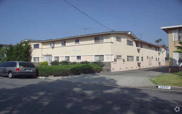 Building Photo - La Reina Terrace
