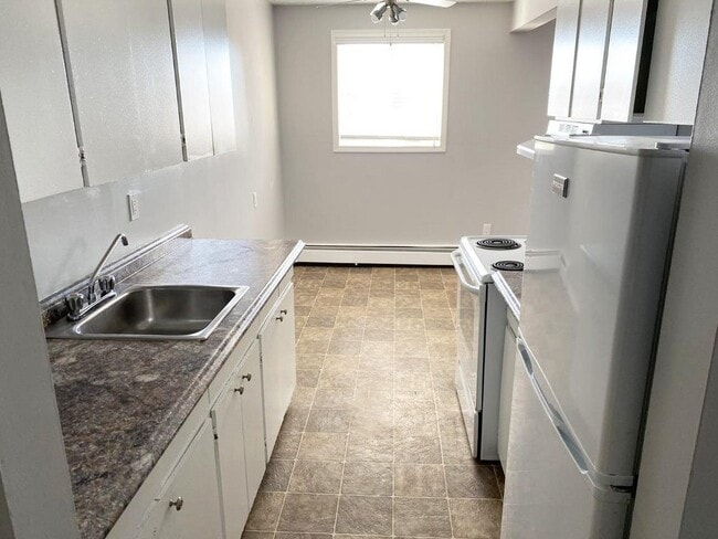 Building Photo - MacKenzie Manor