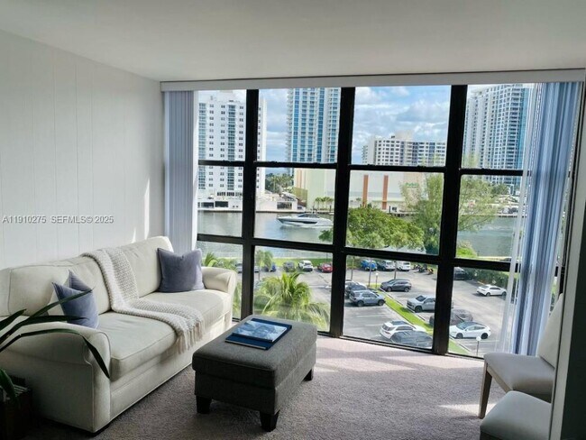 Foto del edificio - 800 Parkview Dr