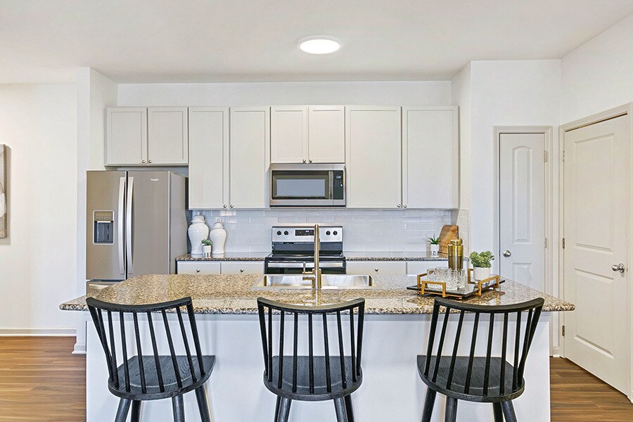 Cocinas bellamente renovadas con electrodomésticos de acero inoxidable. - Chancery Village