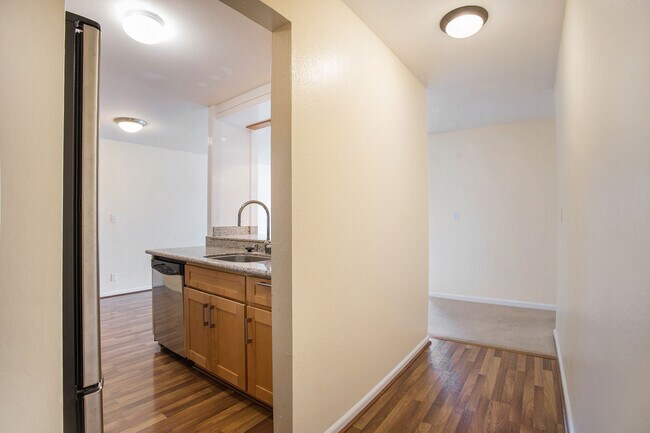 Building Photo - 960 Shorepoint Ct