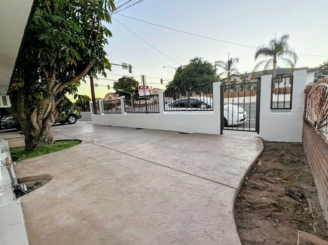 Building Photo - 2405 Skyline Dr