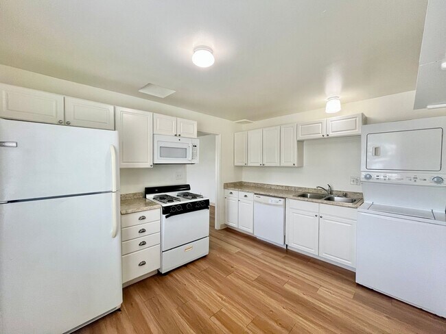 Foto del edificio - 2 Bedroom La Mesa Duplex with Yard, In-Unit Laundry, and Garage!