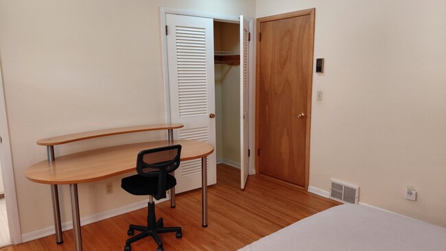 Building Photo - 6412 Mendelssohn Ln