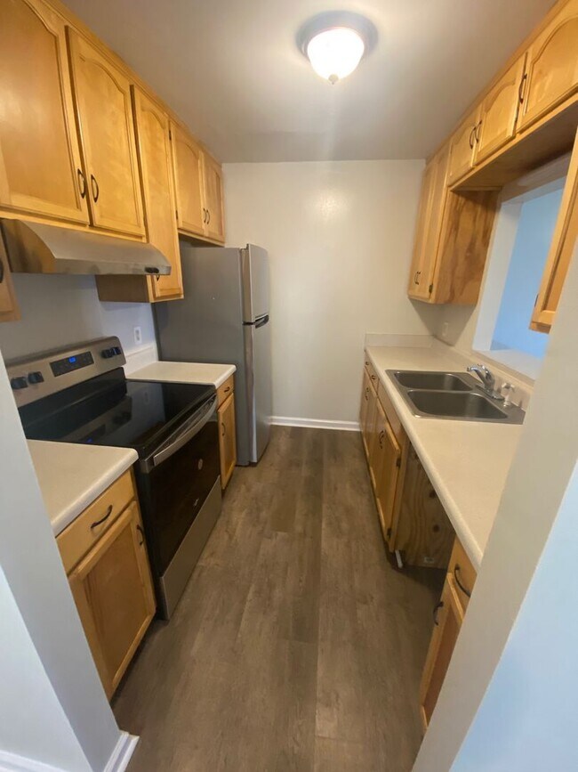 Building Photo - 2 bed 2 bath duplex