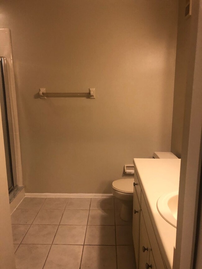 Building Photo - Spacious open floor plan 2/2 located in hi...