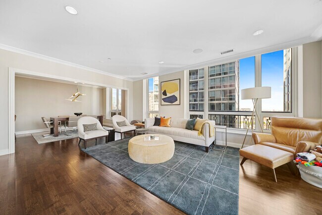 Building Photo - 10 E Delaware Pl