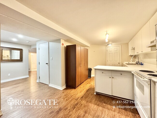 Photo du bâtiment - Bright 2-Bedroom Basement Apartment with Parking in Pickering