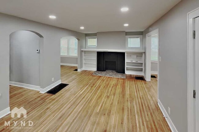 Building Photo - 727 Reinhard Ave