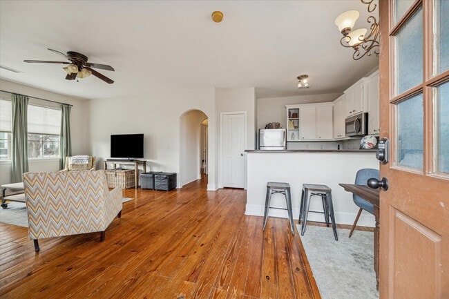 Building Photo - 725 Martin St