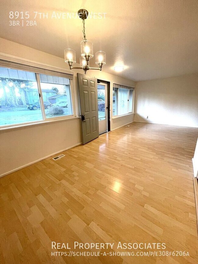 Foto del edificio - House on Cul-de-Sac- Fully Fenced Back Yar...