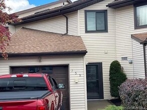 Building Photo - 755 Hewitt Ln