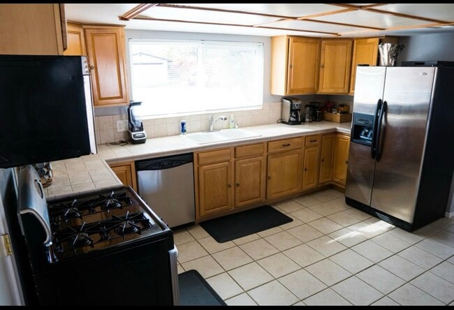 Building Photo - 1832 N San Gorgonio Rd
