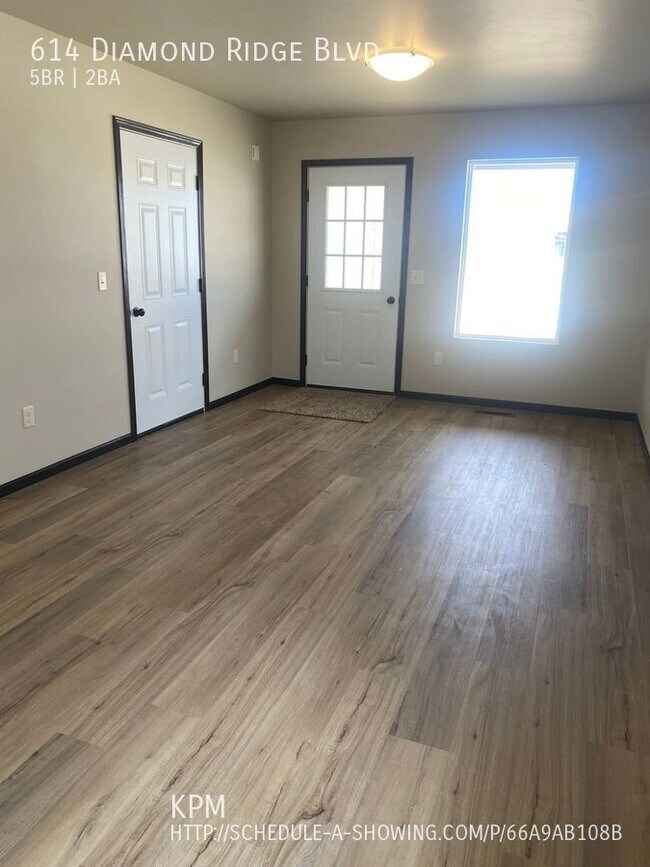 Building Photo - 5 BED | 2 BATH | DOUBLE GARAGE | BRAND-NEW...
