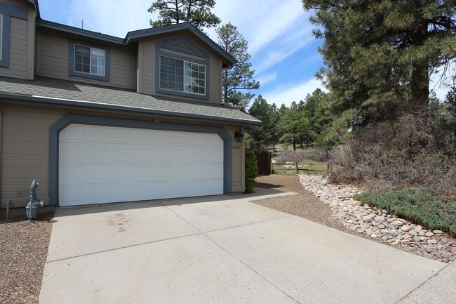 Building Photo - $300 Move-In Special | Remodeled End-Unit Townhome in Village at Elk Run
