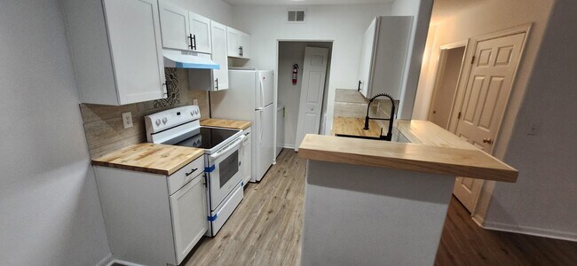 Building Photo - 897 Fording Island Rd