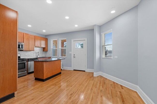 Foto del edificio - 4139 W Leland Ave