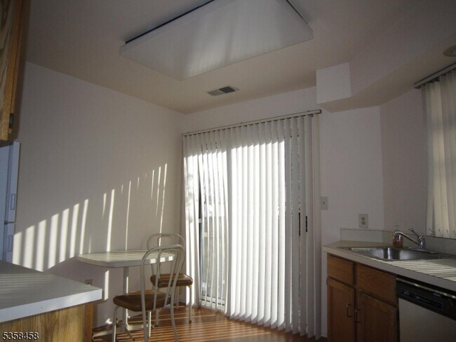 Foto del edificio - 2 Birchwood Rd