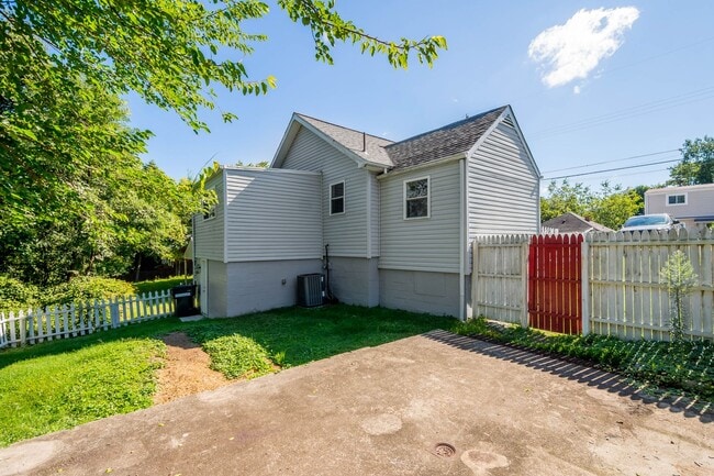 Building Photo - MOVE IN TODAY TO THIS UPDATED 3 BEDROOM HO...