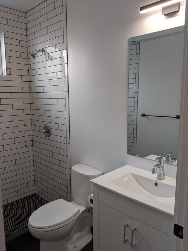 Shower bathroom - 835 Excelsior Ave