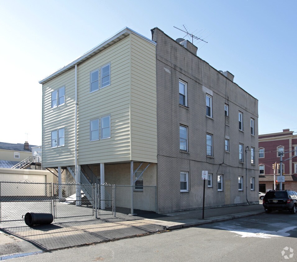 Building Photo - 633 3rd Ave