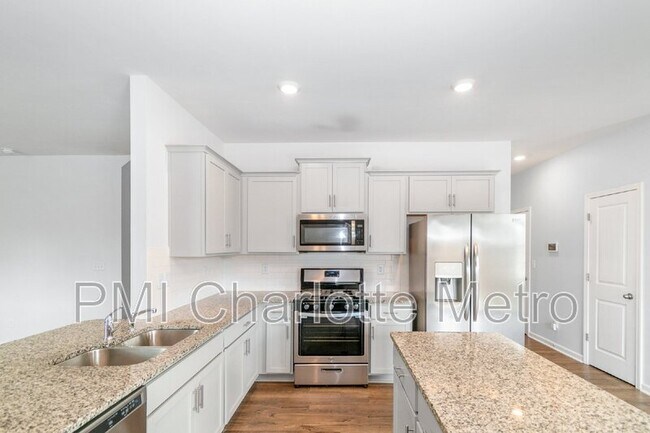 Building Photo - 8019 Rowling Dr