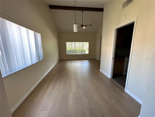 Foto del edificio - 852 Woodside Rd