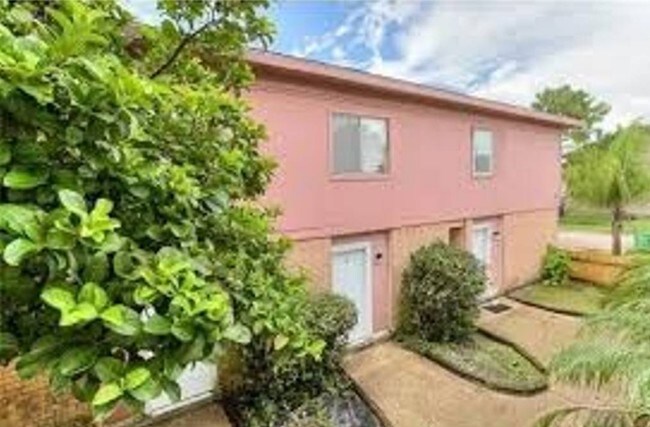 Building Photo - 811 Vouray Dr
