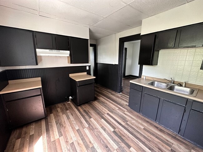 Building Photo - 4 bedroom, House