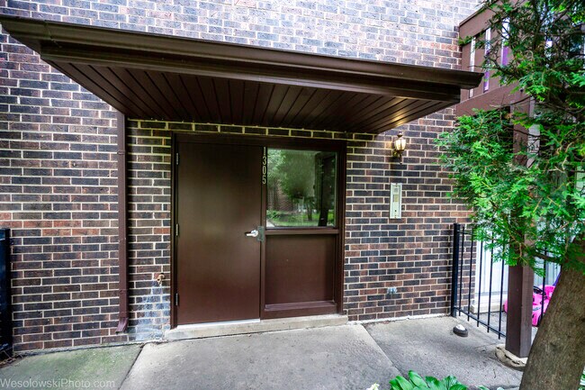 Building Photo - 1305 E Turtle Creek Cir