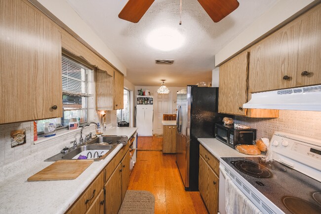 Building Photo - 408 Pinewood Ave
