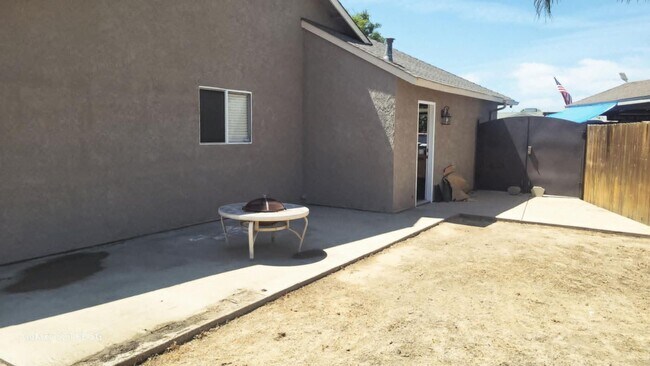 Building Photo - Immaculate 3 Bedroom 2 Bath House locate w...