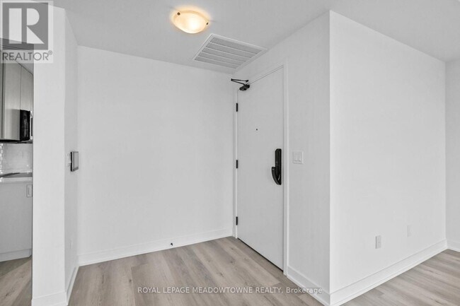 Photo du bâtiment - 2075 Lakeshore Rd.