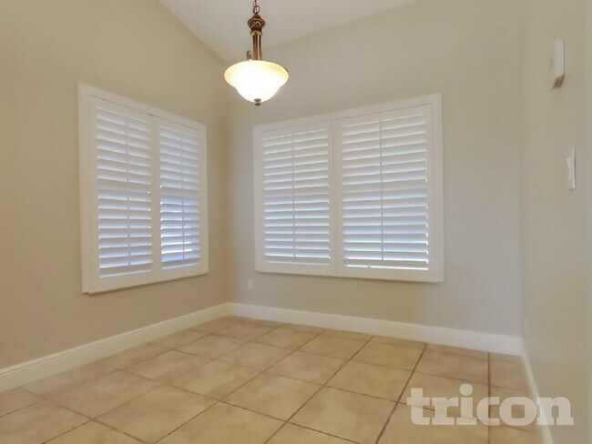 Building Photo - 10902 Versailles Blvd