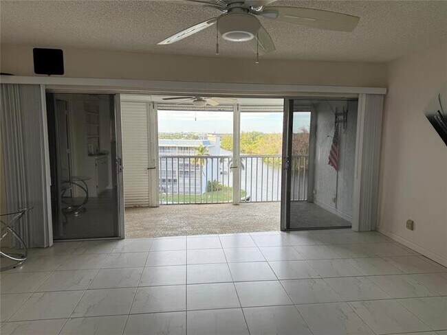 Foto del edificio - 1537 E Hillsboro Blvd