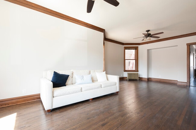 Living room facing north west - 2250 W Addison St