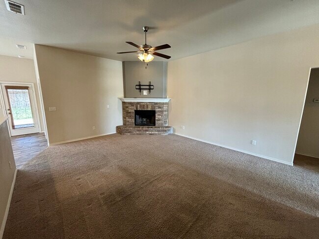 Foto del edificio - 3 bed 2 bath 2 car garage in Lone Star Trails!